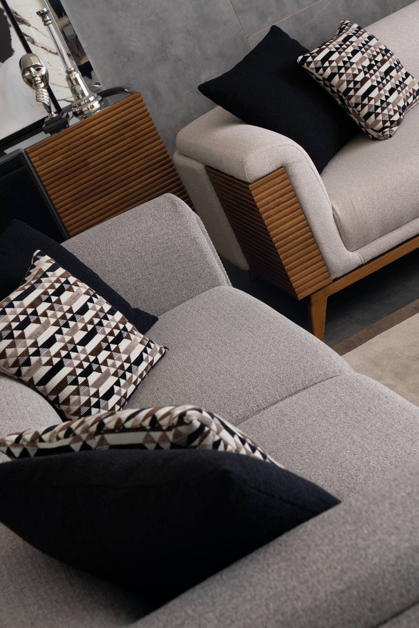 Set Divani Quatro: Divani 3 Posti, Poltroncina e Poltroncina di Legno – Stile e Comfort Moderno